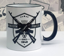 Фото кружки с черным кантом Ретро дизайн, оружие - freedom fighter
