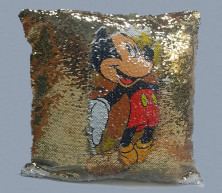Фото подушки с золотыми пайетками Микки Маус