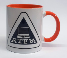 Фото оранжевой двухцветной кружки Знак - RTFM