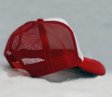 Фото обратной стороны красной бейсболки