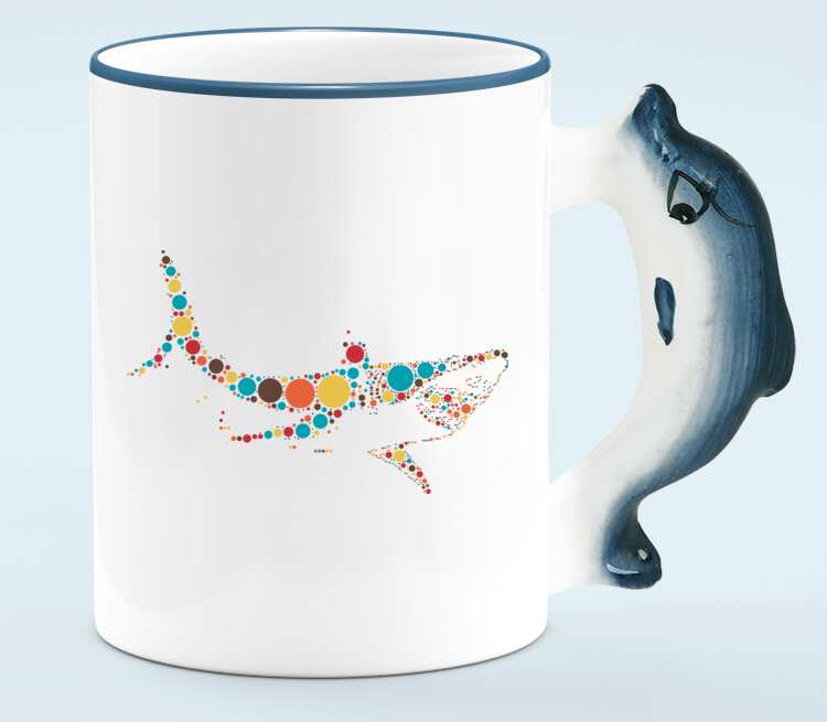 Яркая акула из кругов кружка с ручкой в виде дельфина (цвет: белый + синий)
