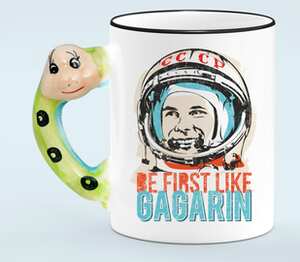 Юрий Гагарин - be first like Gagarin кружка с ручкой в виде змеи (цвет: белый + черный)