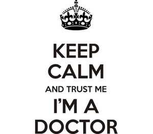 Keep calm and trust me im a doctor кружка с ручкой в виде коровы (цвет: белый + синий)