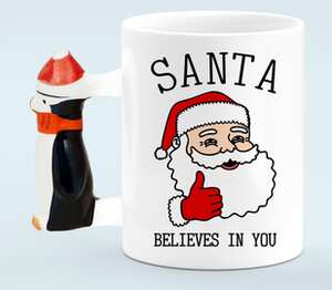 Новый год. Санта верит в тебя! кружка с ручкой в виде пингвина (цвет: белый)