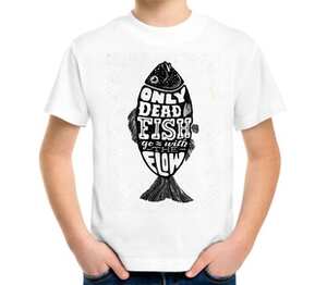 Только дохлая рыба плывет по течению (only dead fish go with the flow) детская футболка с коротким рукавом (цвет: белый)